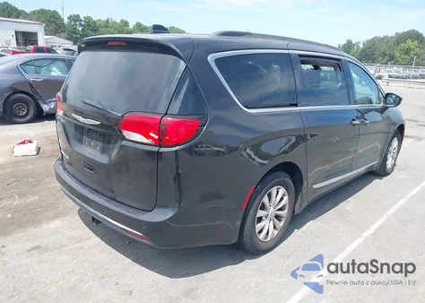 2017 Chrysler Pacifica Touring-L z USA, uszkodzony, nr VIN 2C4RC1BG8HR688152